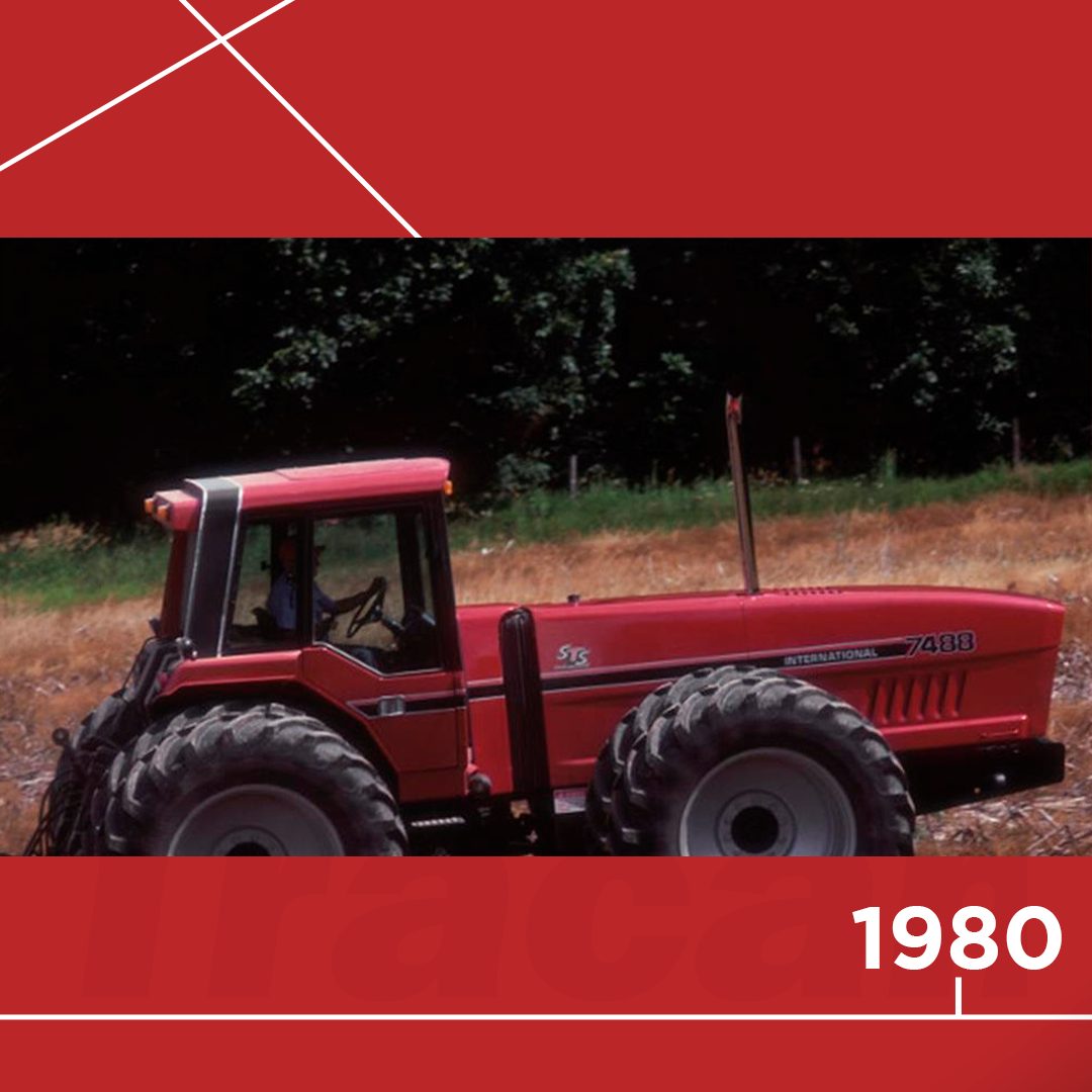📆 1980 - A International Harvester produz o inovador trator articulado para culturas em fileira 2+2, com o assento do condutor na parte de trás do trator.