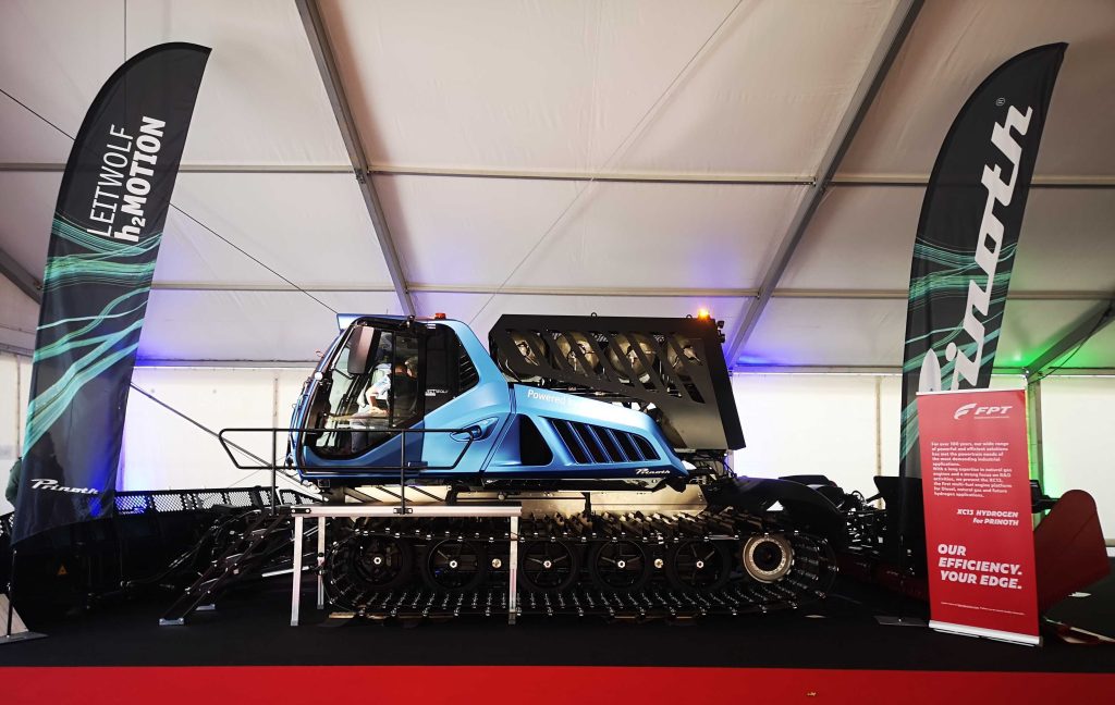Com novo XC13, FPT Industrial equipa primeiro limpador de neve com motor a combustão de hidrogênio