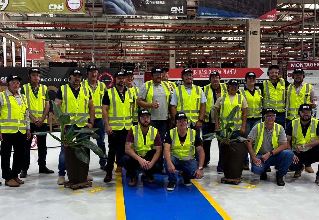 No dia 25 de novembro, consultores do Grupo Tracan acompanharam clientes de diversas regiões de Minas Gerais em uma experiência exclusiva por meio do Premium PlantTour da Case IH. A agenda incluiu visitas às unidades industriais de Sorocaba e Piracicaba (SP), reconhecidas como referências em tecnologia, manufatura e logística no setor de máquinas agrícolas. A iniciativa teve como objetivo aproximar ainda mais os clientes da indústria, proporcionando uma visão completa dos processos produtivos, da estrutura logística e das soluções tecnológicas que impulsionam a produtividade no campo. Uma jornada pelos bastidores da alta performance no campo O Premium PlantTour foi desenvolvido para proporcionar uma imersão completa no universo da Case IH, permitindo que os participantes conhecessem, na prática, como as máquinas de alta performance são produzidas — desde a concepção até a operação no campo. Ao longo da visita, foi possível compreender como inovação, qualidade e eficiência se conectam em cada etapa do processo industrial. Durante o roteiro, o grupo participou de: Visita ao Centro de Distribuição de Peças (CD) Considerado o maior Centro de Distribuição de Peças da América Latina, o CD se destaca pela logística de alta performance, garantindo agilidade no fornecimento de peças e suporte ao produtor rural em todo o território nacional. Tour pela linha de produção Os visitantes acompanharam de perto os processos produtivos, conhecendo cada etapa da fabricação das máquinas, desde a montagem até os rigorosos testes de qualidade. Visita à planta da colhedora A9900 – Piracicaba Na unidade de Piracicaba, o grupo conheceu a planta onde é produzida a colhedora A9900, referência em tecnologia, robustez e eficiência na colheita mecanizada da cana-de-açúcar.