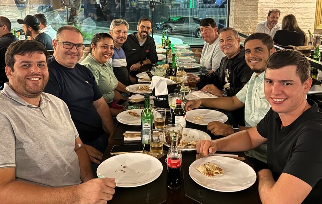 No dia 25 de novembro, consultores do Grupo Tracan acompanharam clientes de diversas regiões de Minas Gerais em uma experiência exclusiva por meio do Premium PlantTour da Case IH. A agenda incluiu visitas às unidades industriais de Sorocaba e Piracicaba (SP), reconhecidas como referências em tecnologia, manufatura e logística no setor de máquinas agrícolas. A iniciativa teve como objetivo aproximar ainda mais os clientes da indústria, proporcionando uma visão completa dos processos produtivos, da estrutura logística e das soluções tecnológicas que impulsionam a produtividade no campo. Uma jornada pelos bastidores da alta performance no campo O Premium PlantTour foi desenvolvido para proporcionar uma imersão completa no universo da Case IH, permitindo que os participantes conhecessem, na prática, como as máquinas de alta performance são produzidas — desde a concepção até a operação no campo. Ao longo da visita, foi possível compreender como inovação, qualidade e eficiência se conectam em cada etapa do processo industrial. Durante o roteiro, o grupo participou de: Visita ao Centro de Distribuição de Peças (CD) Considerado o maior Centro de Distribuição de Peças da América Latina, o CD se destaca pela logística de alta performance, garantindo agilidade no fornecimento de peças e suporte ao produtor rural em todo o território nacional. Tour pela linha de produção Os visitantes acompanharam de perto os processos produtivos, conhecendo cada etapa da fabricação das máquinas, desde a montagem até os rigorosos testes de qualidade. Visita à planta da colhedora A9900 – Piracicaba Na unidade de Piracicaba, o grupo conheceu a planta onde é produzida a colhedora A9900, referência em tecnologia, robustez e eficiência na colheita mecanizada da cana-de-açúcar.