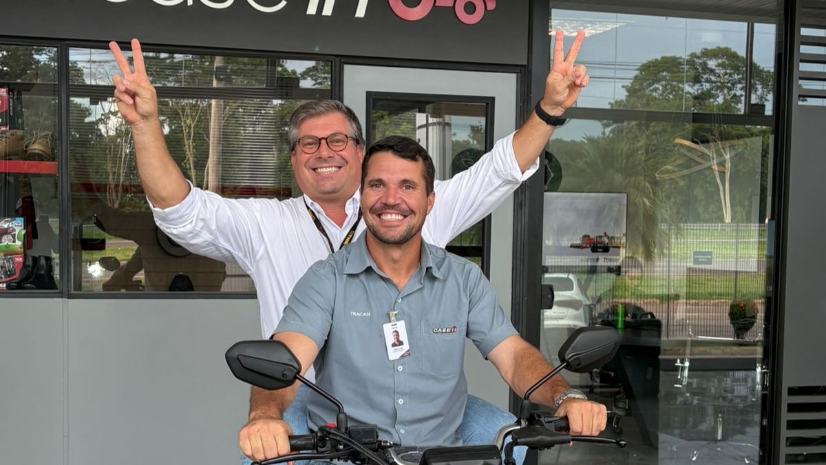 Eliseu Castro, da Tracan Araçatuba, é premiado com moto por destaque nacional em consórcio Case IH