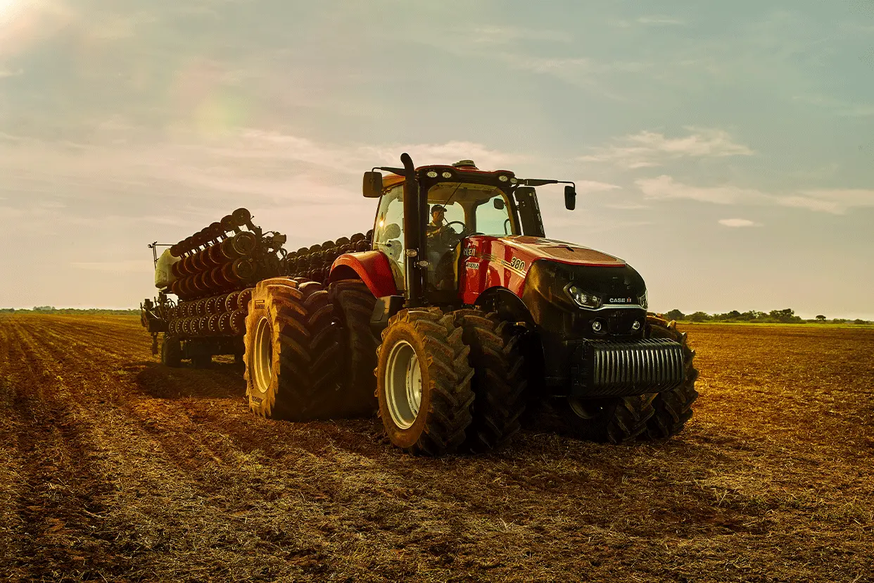 trator_magnum_em_campo_no_fim_de_tarde