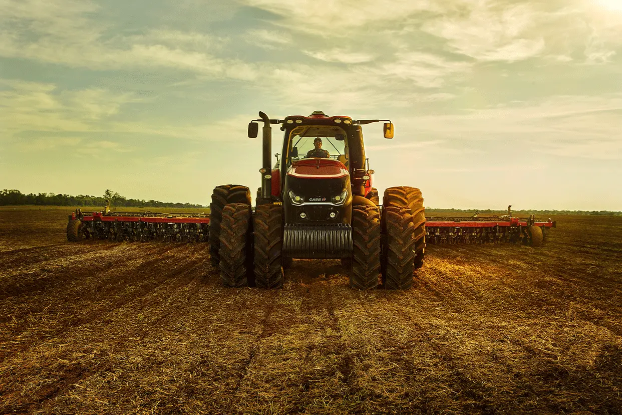 trator_magnum_em_campo_visto_frontalmente