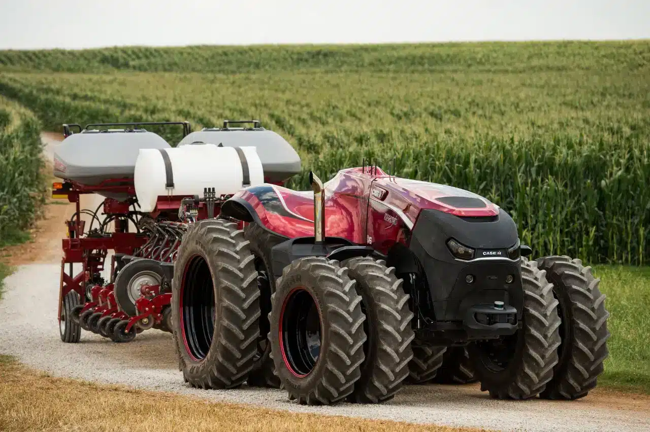 Trator agrícola Case IH em operação em fazenda na região de Ribeirão Preto